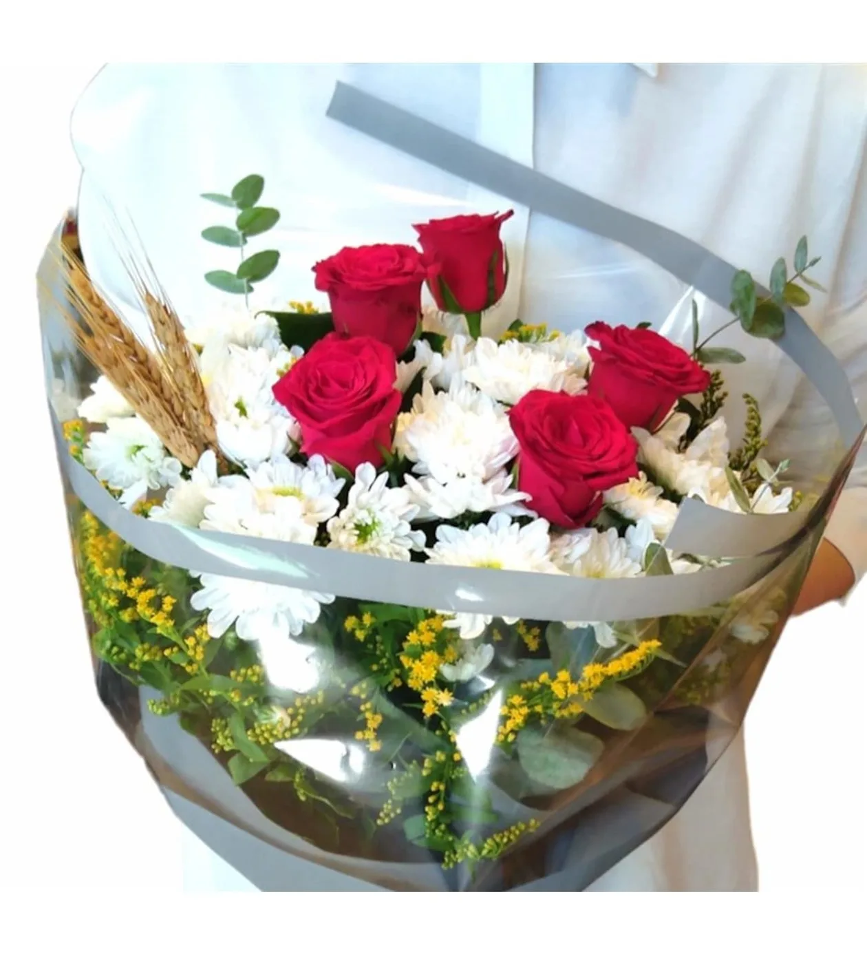 Soft Gri Buket Kağıdında Beyaz Papatya Ve 5 Kırmızı Gül Buketi
