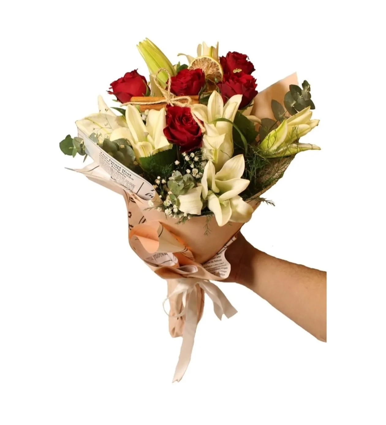 Soft Buket Kağıdında Kırmızı Gül ve Beyaz Lilyum Aranjmanı